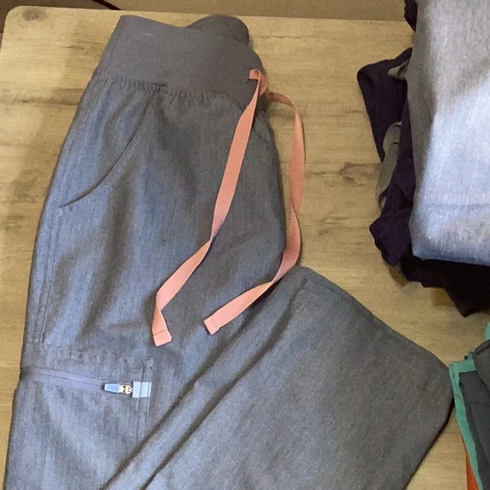 Heather Denim Figs scrub set - Picture 4 of 6